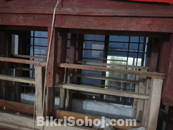 পুরানো মেহগনি  গাছের স্কুল বেঞ্চ বিক্রি করা হবে